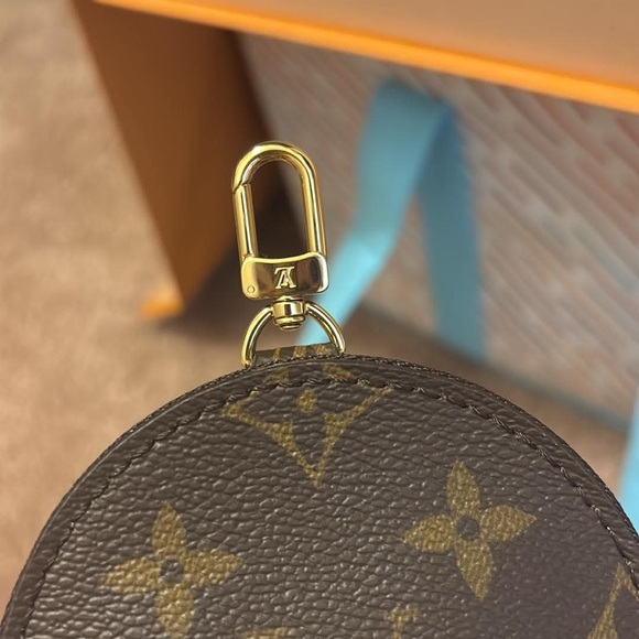 Authentic Louis Vuitton Multi Pochette - Picture 6 of 9